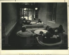 1985 Press Photo Overflow crowd watches televsion at the Assembly Chamber