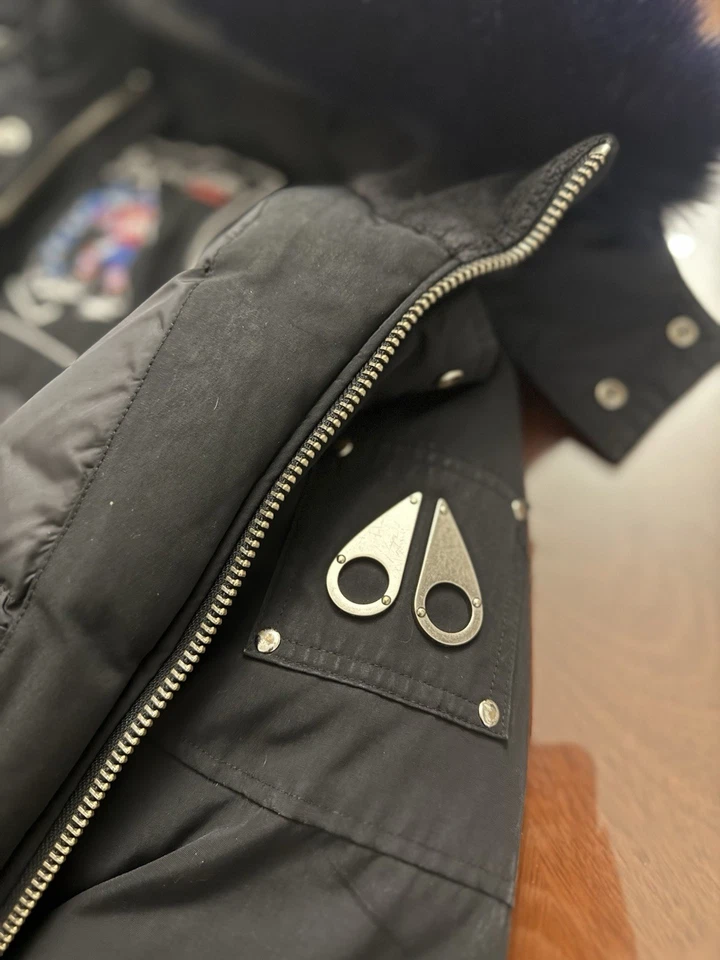 Moose Knuckles niños talla XL. Abrigo negro de piel azul marino. Chaqueta con cremallera y capucha Foto 3 de 4