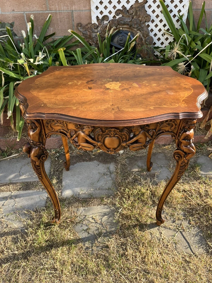 Mesa francesa vintage de nogal tallada en madera de los años 40 con incrustaciones Foto 3 de 4