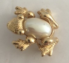 RICHELIEU Signed Frog Pear Cabochon Pin Brooch