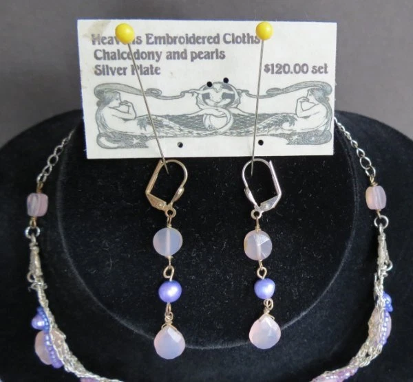 Colar Gargantilha Prato de Prata Calcedônia e Pérolas $120 + Conjunto de Brincos Gota na Caixa - Imagem 2 de 3