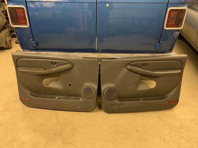 2000 - 2002 Chevrolet Silverado Door Panel Set 15177718 Front for sale