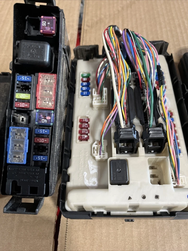 OEM INFINITI G37 2008 6 velocidades cupé 2x2 motor IPDM caja de conexiones de fusibles Foto 2 de 4