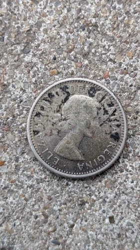 1962 Canada  SILVER Elizabeth II 10 Cent Coin  - NICE