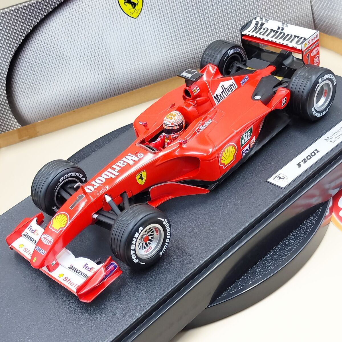 Hot Wheels 1/18 Ferrari F2001 Michael Schumacher #1 Marlboro Hot Wheels 1/18 Ferrari F2001 Michael Schumacher #1 Marlboro