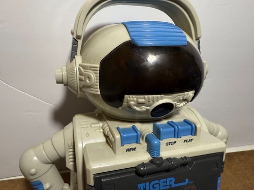 2-XL Tiger Electronics Talking Robot 1992 w/ Original Box and Manual DOESNT WORK - Picture 2 of 24