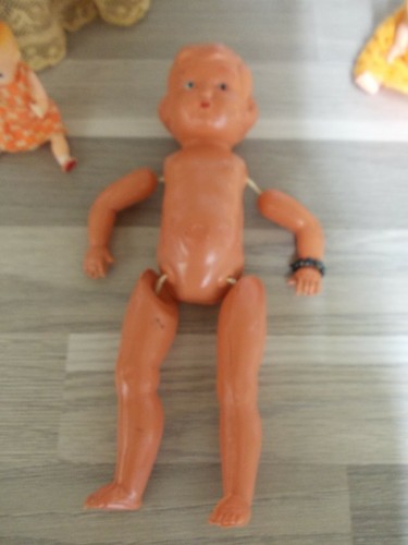 4 Plastik/Celluloid Püppchen - Puppenhaus 60er/70er Jahre 1 mit gehackelt Kleid - Picture 6 of 6