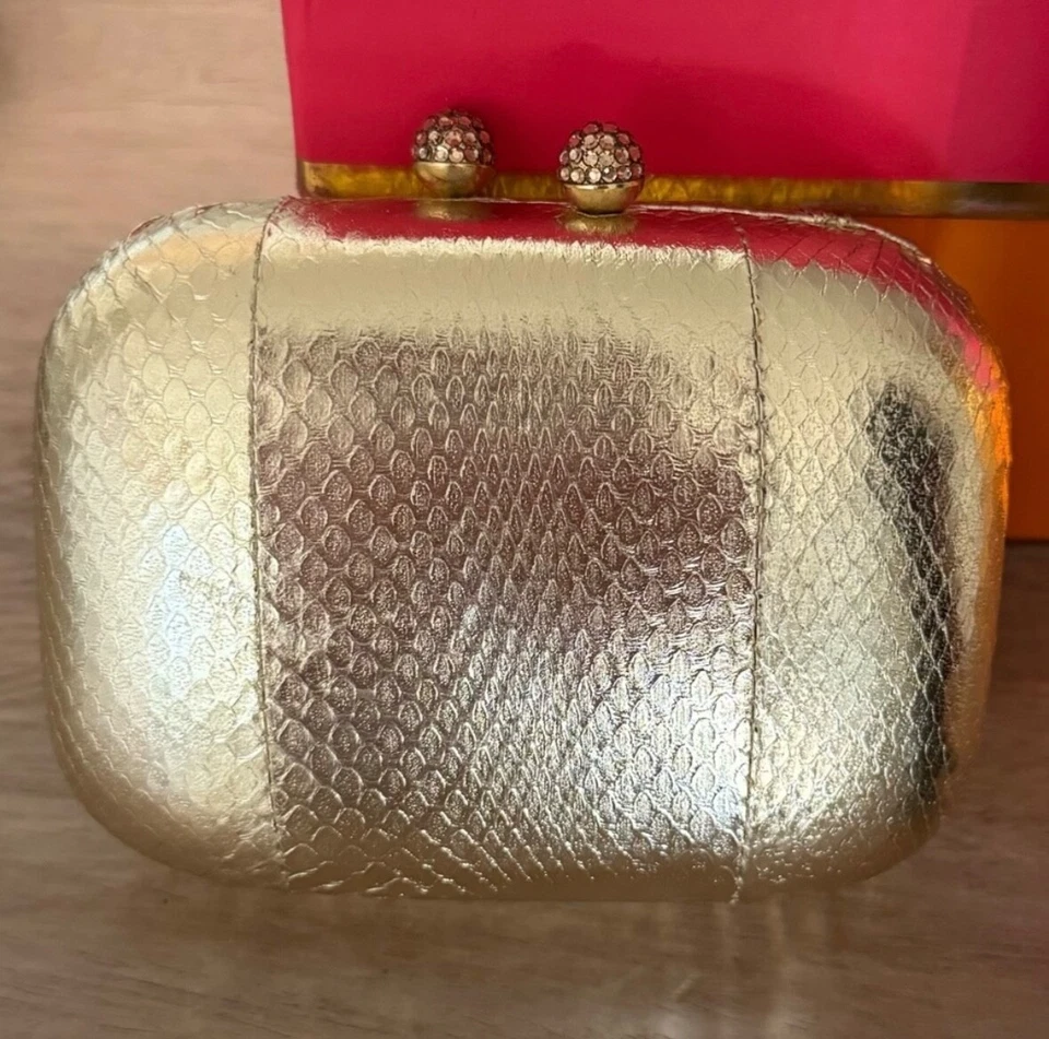 Mini bolso sin asas de cuero metálico dorado KOTUR con cierre magnético de cristal Foto 3 de 4