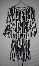 Tahari  Arthur S. Levine Size 10P  Black white abstract lined Dress w/ belt