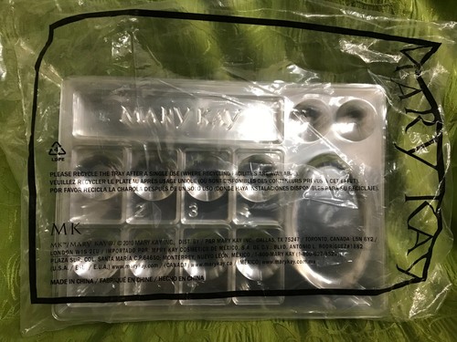 Paleta de maquillaje de un solo uso Mary Kay 2010 bandejas de plástico para fiestas + pasador y espejo - Imagen 1 de 11