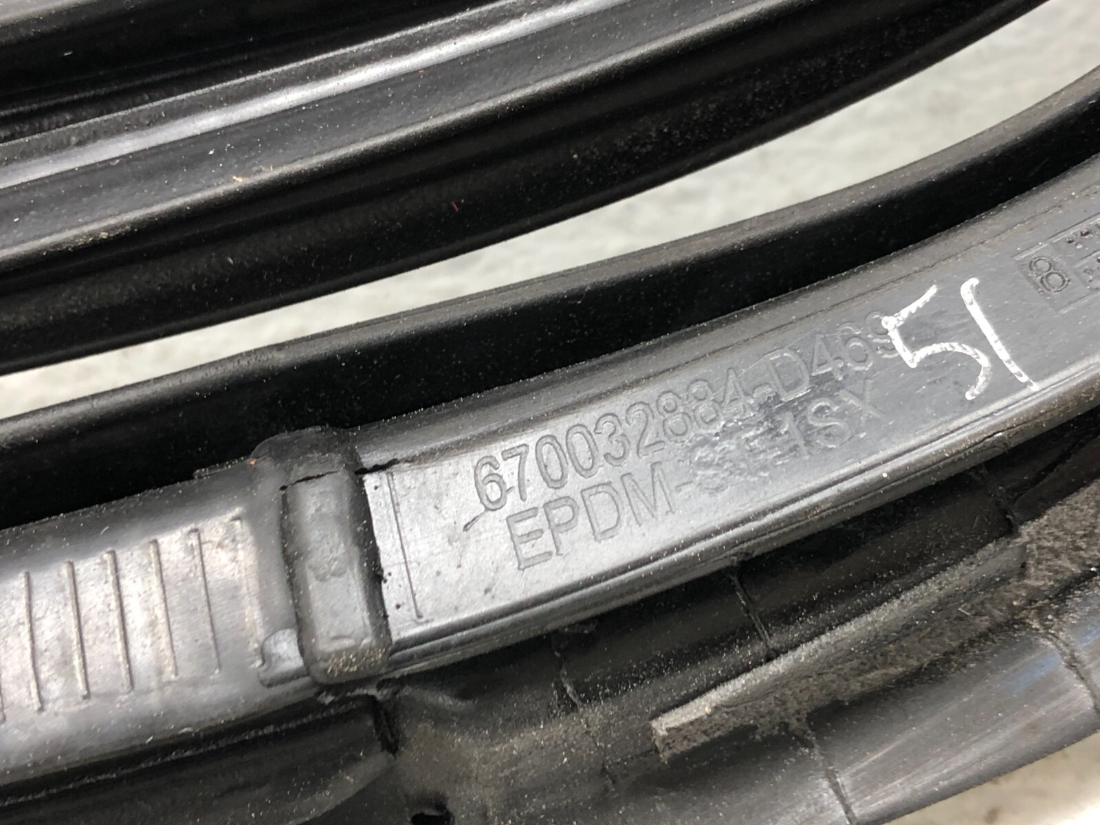 2017-2024 MASERATI LEVANTE S LEFT DRIVER REAR DOOR WEATHERSTRIP SEAL OEM
