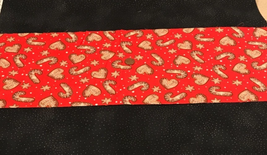 Galletas de pan de jengibre *marrón y blanco* sobre rojo* acolchado en blanco * 100 % algodón* 8"x22" Foto 2 de 4