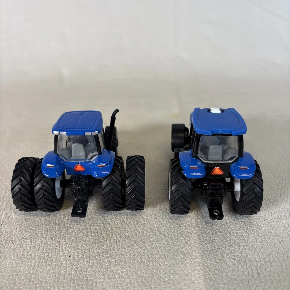 Lote de 2 tractores ERTL New Holland escala 1/64 (T7050 con dobles / T8020) Foto 3 de 4