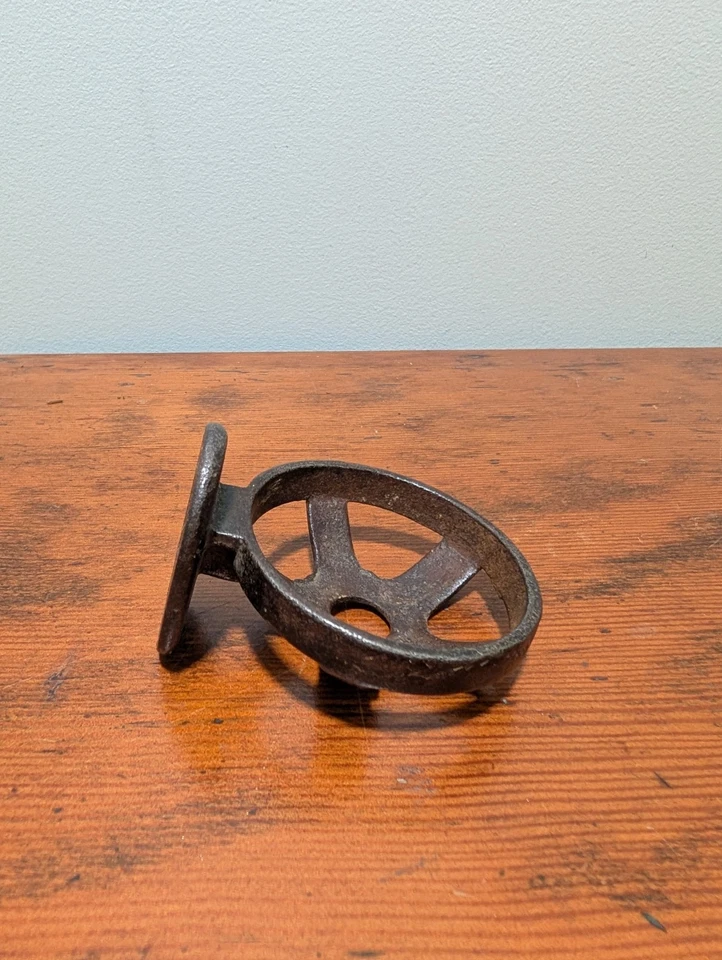 Antiguo portavasos de hierro de montaje en pared para lavadero, cocina o baño.  Foto 3 de 4