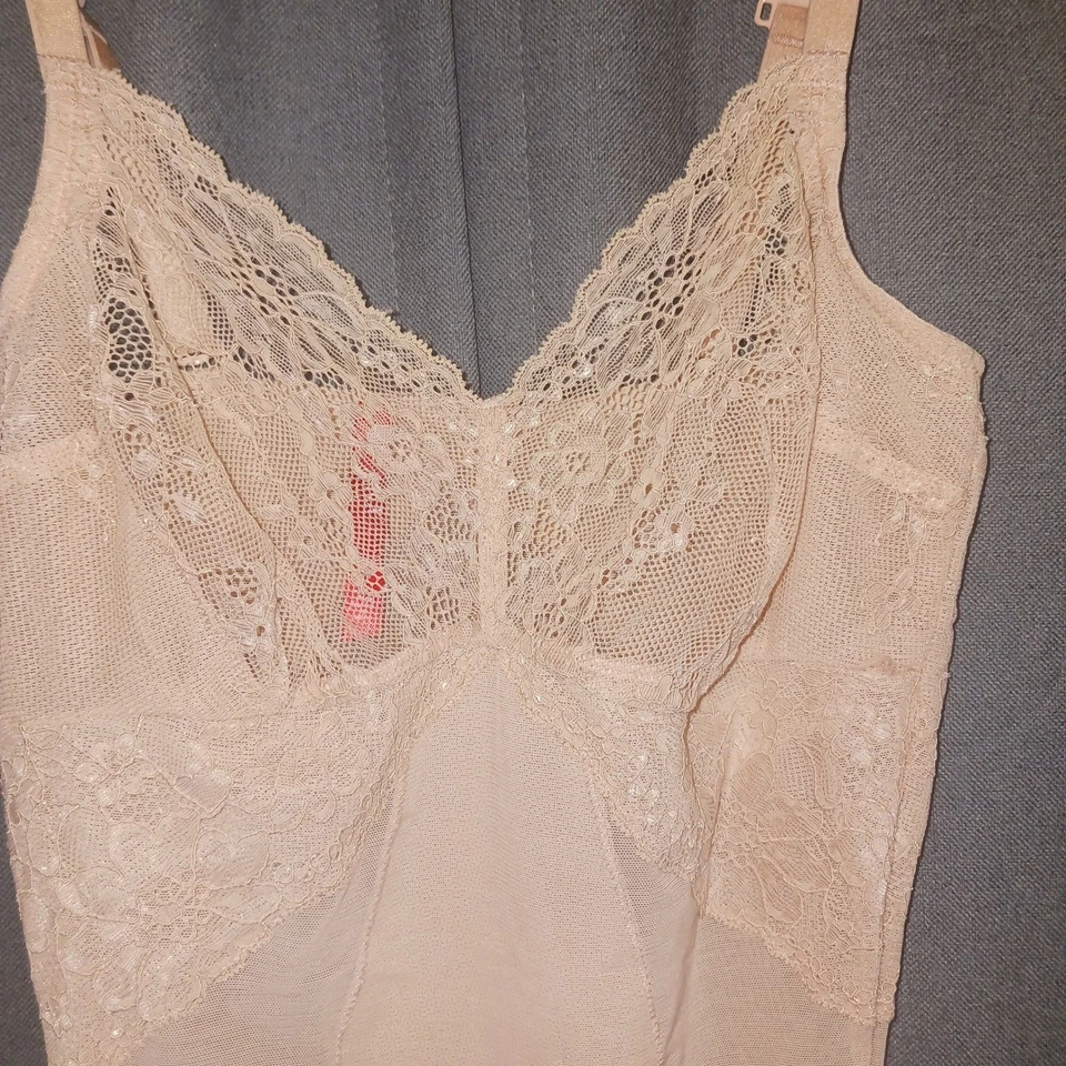 Body Spanx Spotlight on Lace Transparente Modelador Deslizamiento Control de Luz Rosa Beige S/P Foto 2 de 4