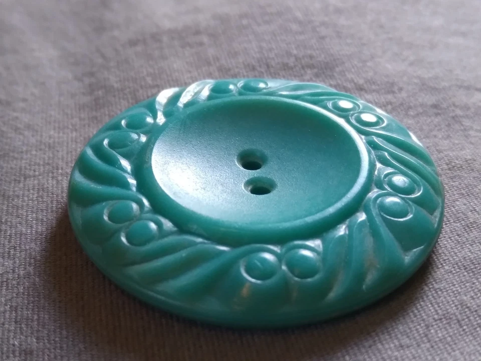 2 Vintage Ornate Plastic Buttons. - Image 4 of 4