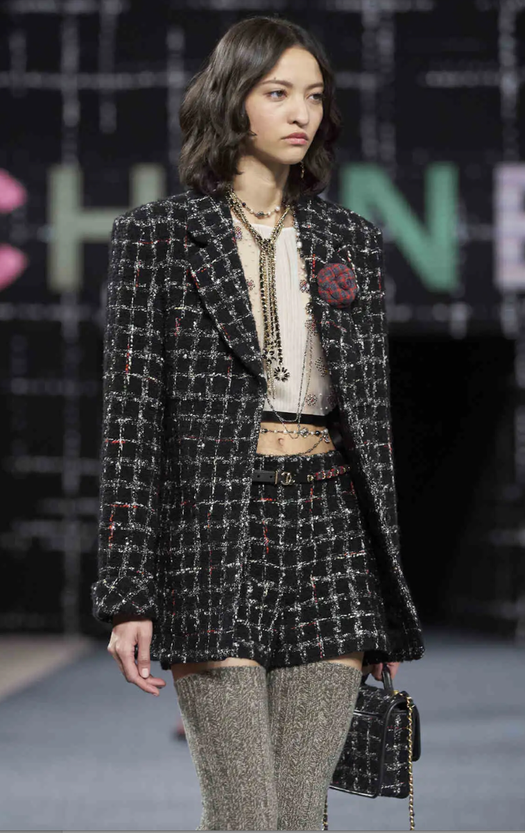 NEW 22A RUNWAY CHANEL BLACK MULTICOLOR TWEED RUNWAY SHORTS NEW 22A RUNWAY CHANEL BLACK MULTICOLOR TWEED RUNWAY SHORTS