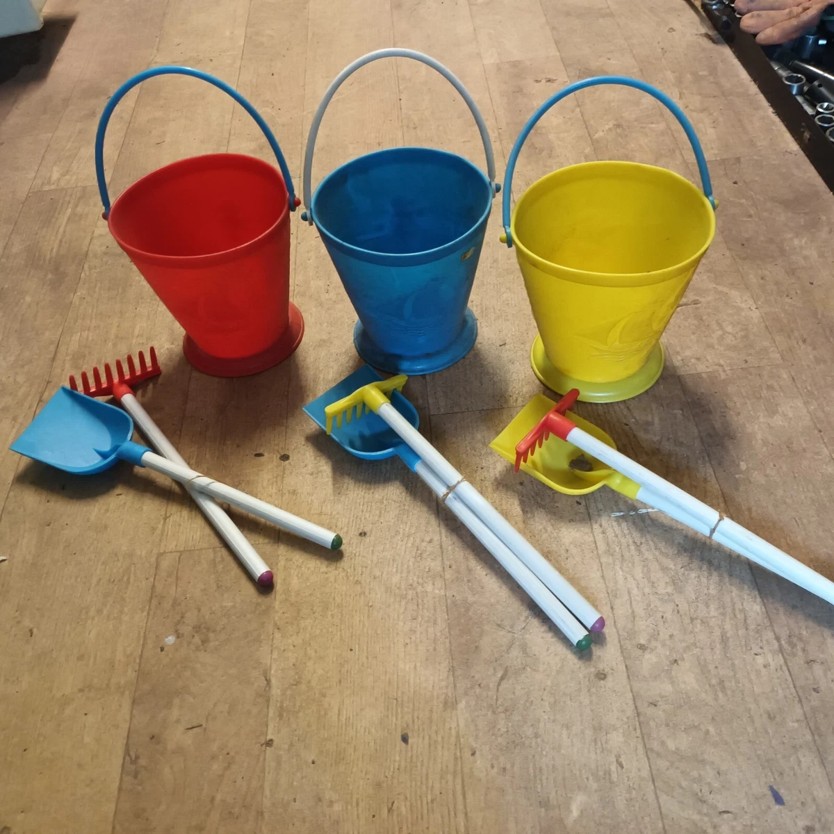 Vieux Seau De Plage Qui Sert Aussi De Tirelire – Objet Déco Vintage