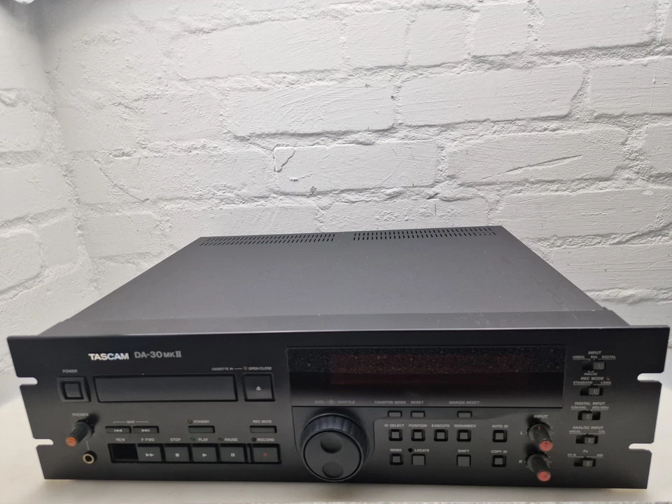 TASCAM DA-30MKII DAT Recorder Profi Digital Audio Kassettenspieler Studio Unit - Bild 4 von 4