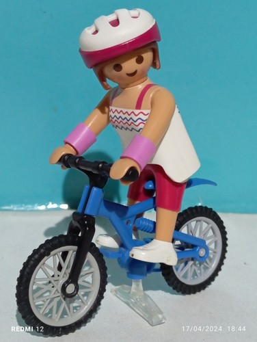 playmobil femme robe rose vélo