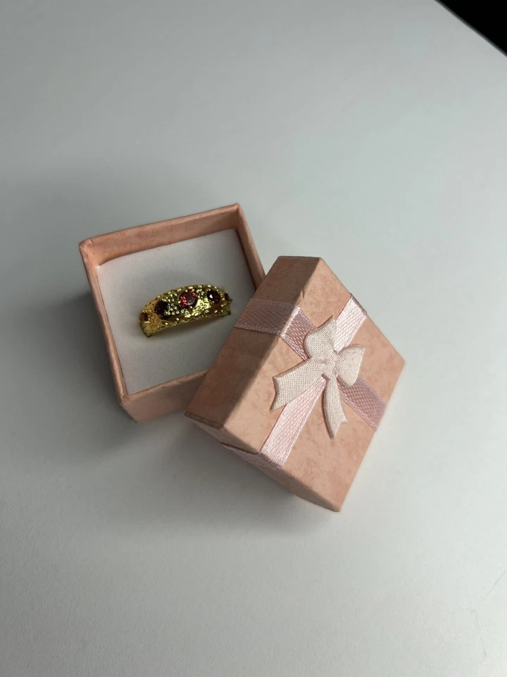 Кольцо с красным камнем заполненное золотом 18 карат в подарочной коробке - размер 7 - Изображение 3 из 4