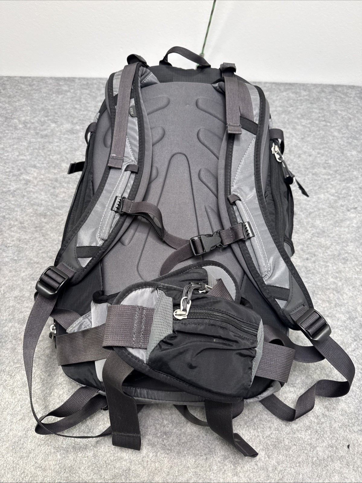 REI Lookout Hiking Backpack Black Gray Daypack Trail Outdoor Gear Padded Straps