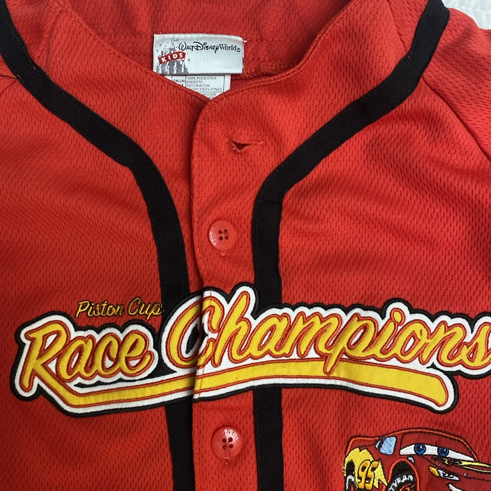 Camiseta de Colección Disney Lightening McQueen Bordada Copa Pistón Campeonato Talla S Foto 4 de 4