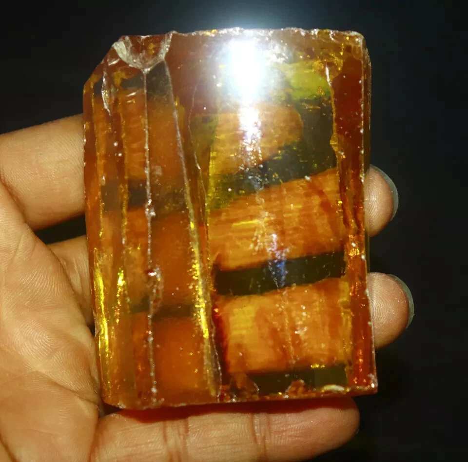 Zafiro amarillo natural extraído en tierra 250-280 quilates piedra preciosa cruda sin cortar Rusia Foto 2 de 4