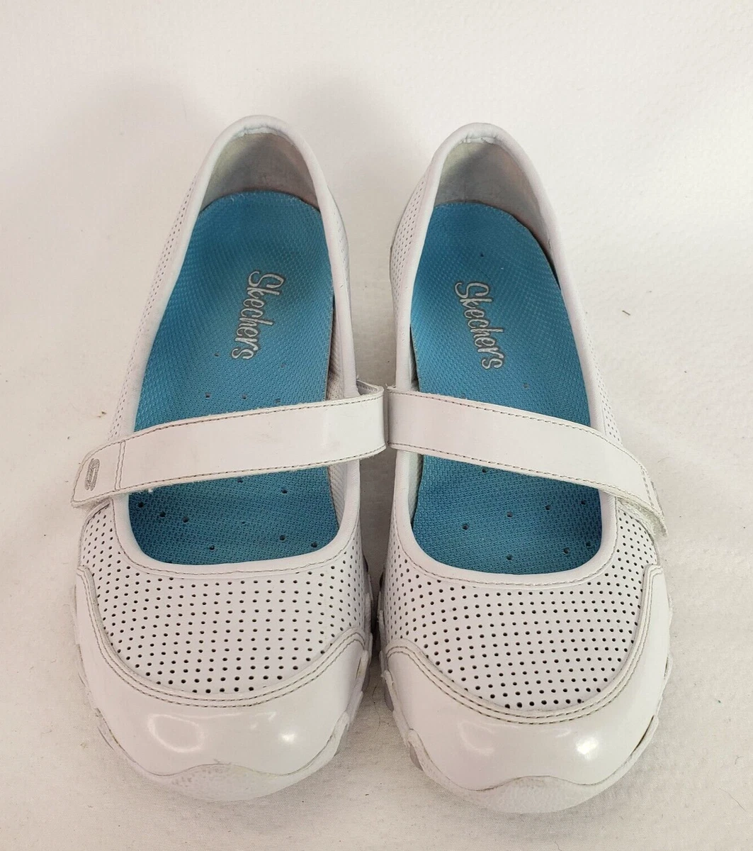Ladies white top skechers size 6