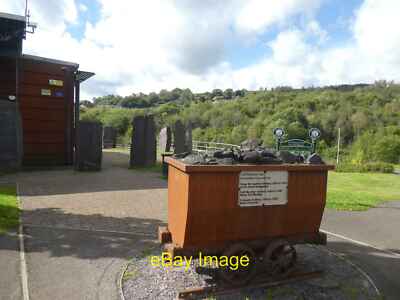 Foto 6x4 Kohlebergwerk LKW vor Besucherzentrum, Taff Bargoed Park Aberc c2021
