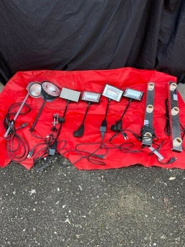 Lot of 8 Portable Display Lights - 6 Halogen and 2 Incandecent 3 Socket