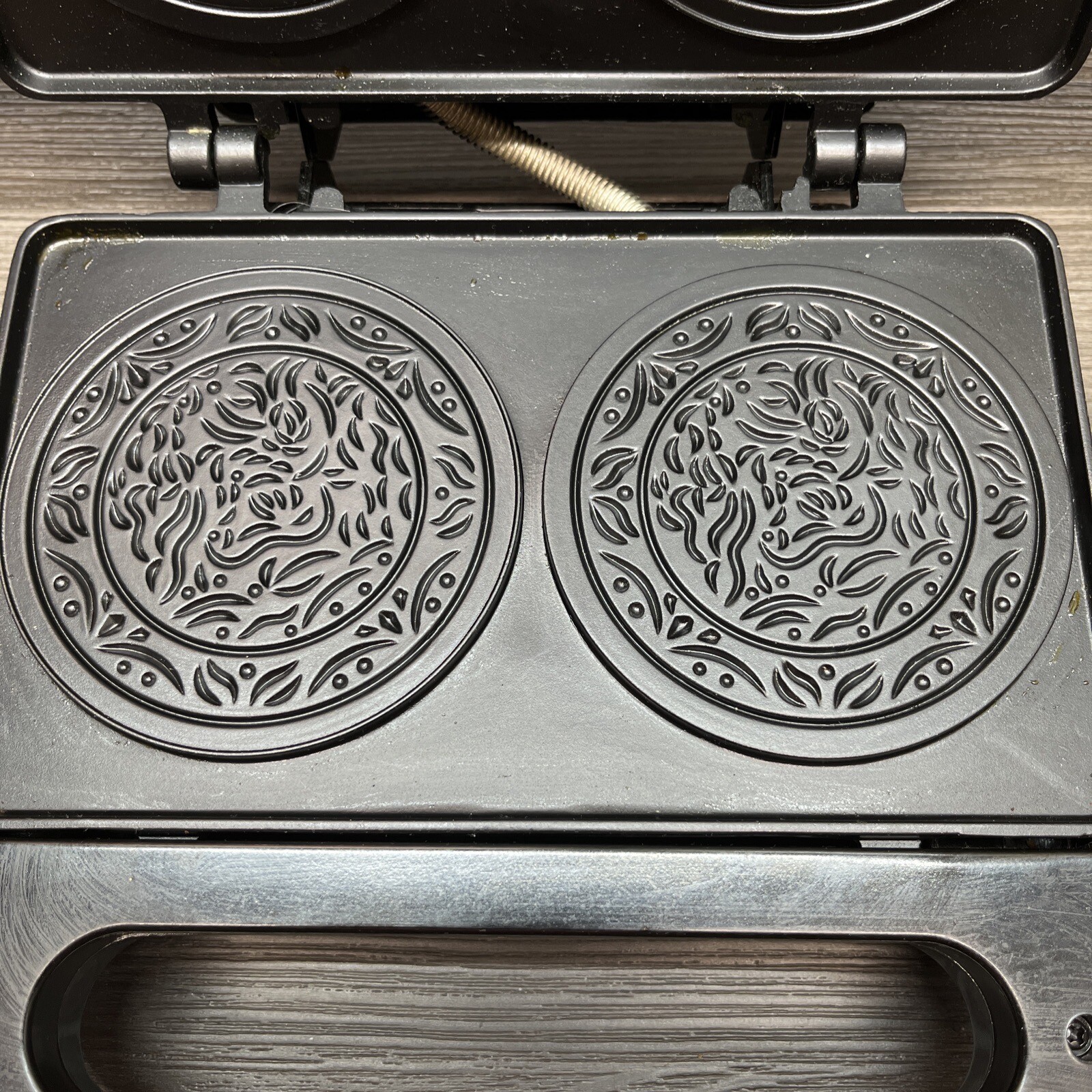 Salton WM6 Black 120V 760W Compact Electric Pizzelle Waffle Maker