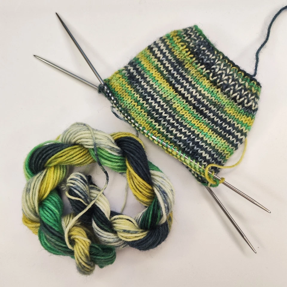 Handgefärbte Sockenwolle 100g  Moosgold  sehr Weiche Wolle Strickgarn 75/25 Garn - Bild 4 von 4