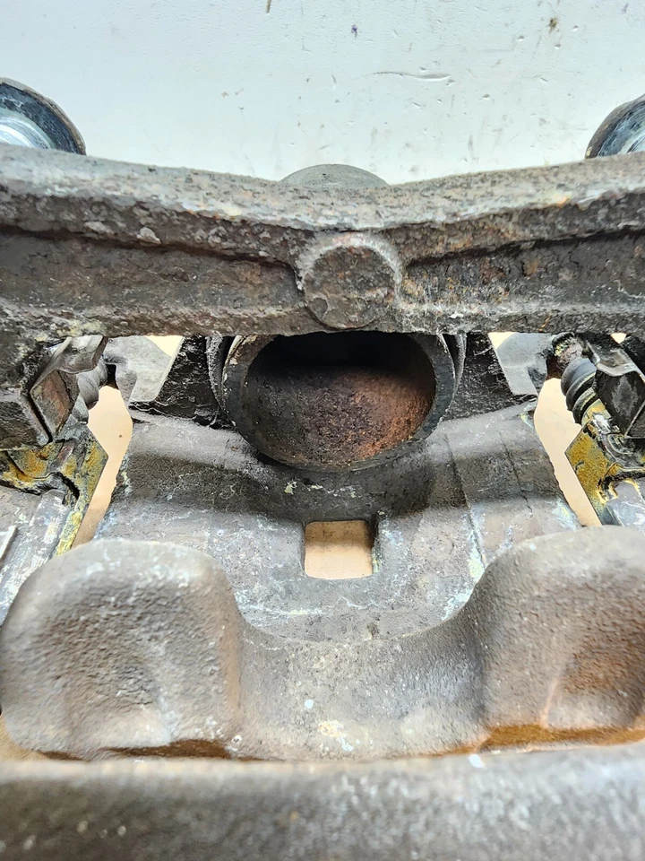 Pinza de freno delantera derecha del lado del pasajero Nissan Sentra 2007-2012 OEM Foto 4 de 4