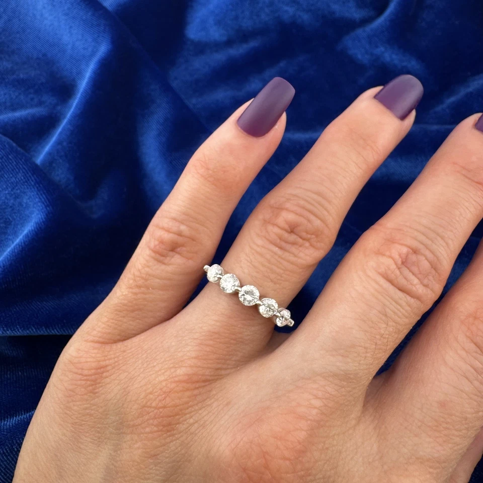 Anillo Estate de oro blanco de 14 quilates con banda de diamantes de 5 piedras 0,75–0,80 quilates tamaño 5,25 2,9 g Foto 2 de 4