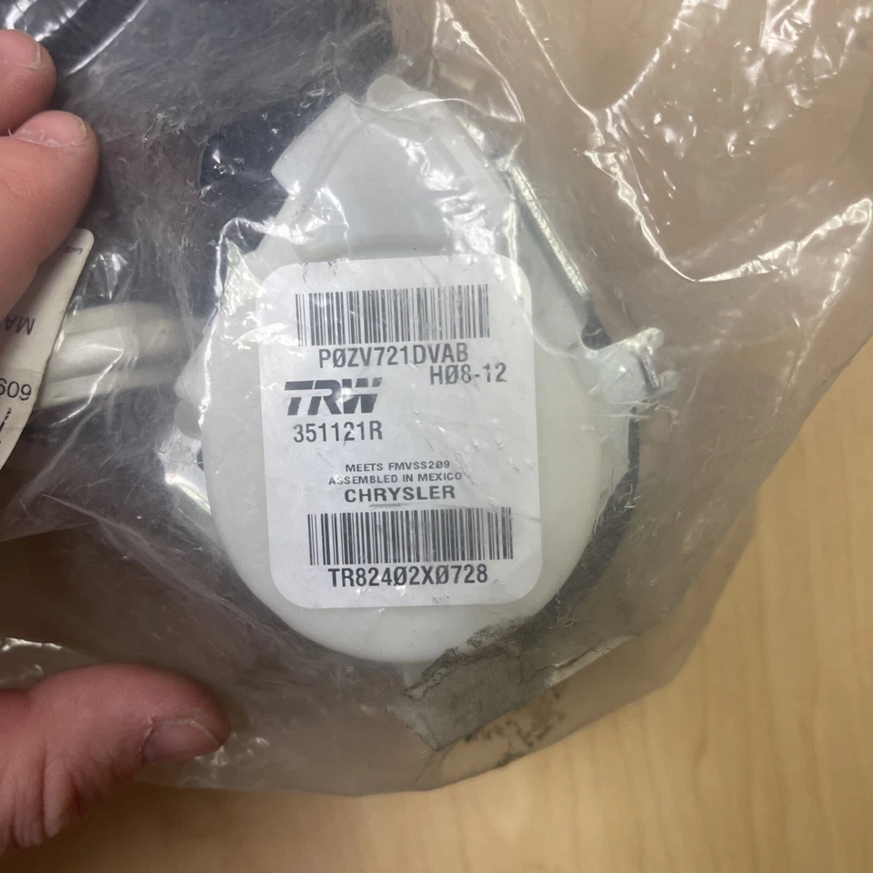 Cinturón de seguridad exterior trasero derecho original Mopar 2nd ZV721DVAB Foto 2 de 2