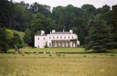 FOTO HAFIELD DONNINGTON EINE ZWEISTÖCKIGE VILLA MIT STUCK UND BESCHREIBUNG