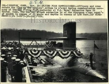 1970 Press Photo Navy officers, crew salute flag on submarine base in Groton, CT