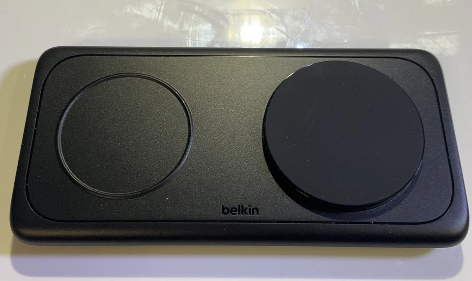 Almohadilla de carga inalámbrica magnética Belkin BoostCharge Pro 2 en 1 con Qi2 (lote de 13) Foto 3 de 4