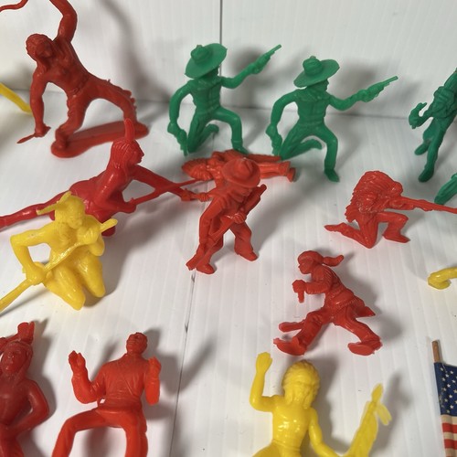 Mixed Lot of 185 Plastic Cowboys and Indians - Tim Mee, Marx, Lido & others - Picture 20 of 23