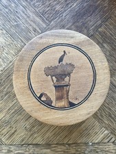 Scatola con coperchio in legno tornito Charles Spindler vintage, intarsio dettagliato di una cicogna