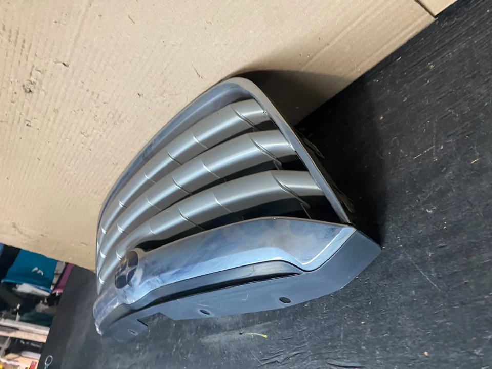 Решетка передняя верхняя для Subaru Tribeca 2008–2014 годов от оригинального производителя U7919 DG - Изображение 3 из 4