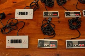8x official Nintendo NES controllers & 2x four score multitaps - working