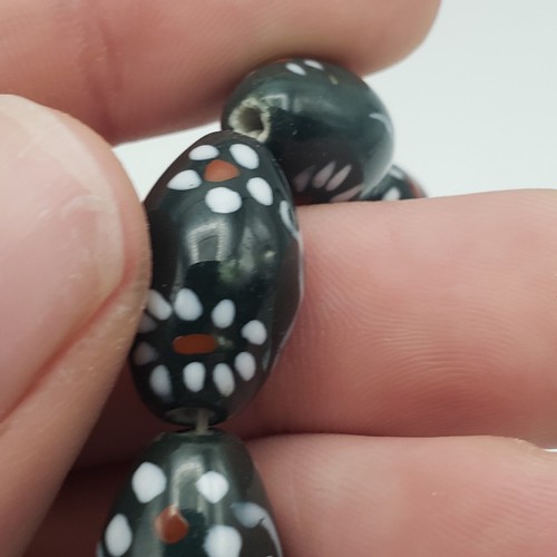 Small Strand of Vintage Hand Painted Dark Green Porcelain Beads Made in China - Picture 6 of 12