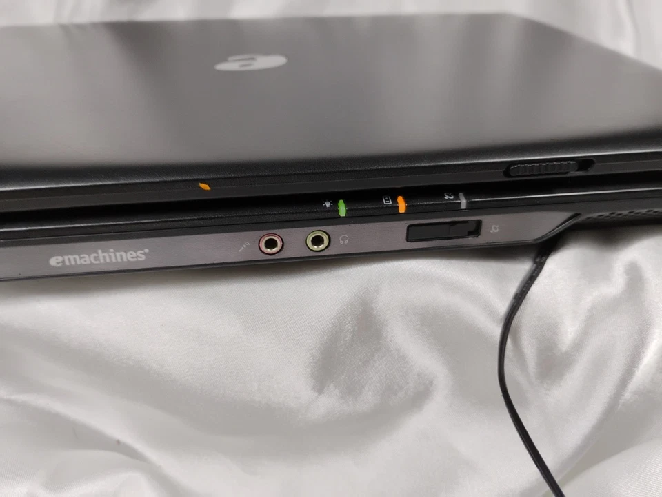 Emachines D620 Laptop Notebook 14.1" 1GB 128GB SSD Windows 7 Office AMD Athlon - Image 2 of 4