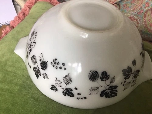 Pyrex Vintage Cinderella Mixing Bowl - Gooseberry Pattern White and Black - 8.5"