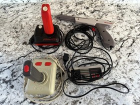 Nintendo Classic NES-001 Video Game Console with Controllers Star Master Zapper