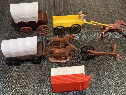 Lot of 4 - Vintage - Plastic Western Wagon Figures Some With Horse Hookups. - Picture 1 of 6