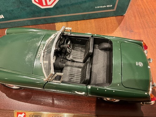 Corgi 95106 MG MGB Roadster Green 1963 wooden plinth 1/18 Scale - Picture 3 of 9