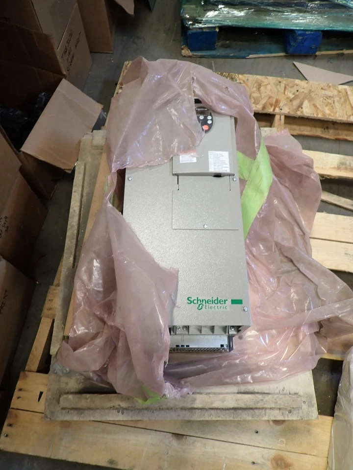 Nuevo excedente Schneider Altivar unidad de CA ATV21HD45N4 45kW 60 HP 480v